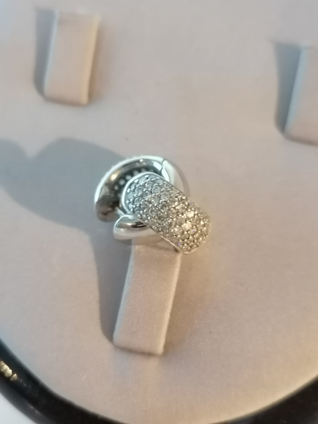 Paire de boucle d'oreille en argent et cristaux taillé. 