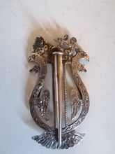 Charger l&#39;image dans la galerie, Boucle en argent probablement pour chapeau autrichien traditionnel, avec le porte plume.
