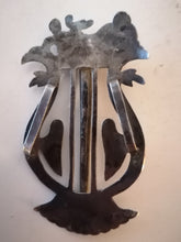 Charger l&#39;image dans la galerie, Boucle en argent probablement pour chapeau autrichien traditionnel, avec le porte plume.
