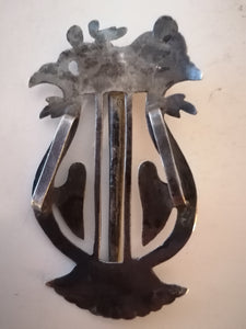 Boucle en argent probablement pour chapeau autrichien traditionnel, avec le porte plume.
