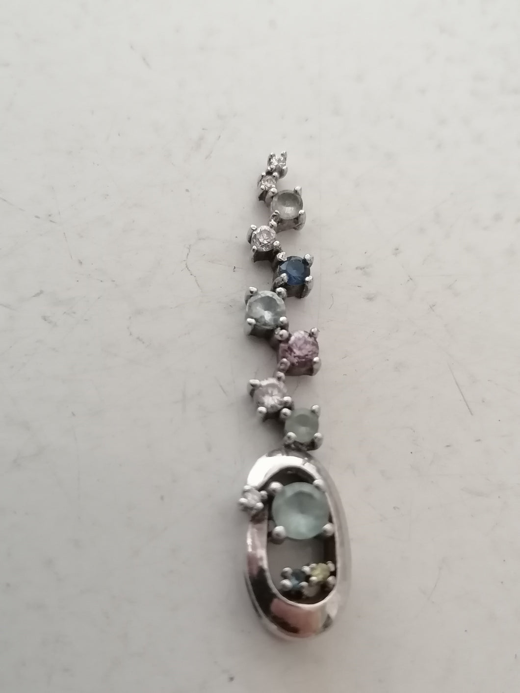 Pendentif argent rhodié et cristaux de couleurs taillés. 