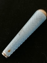Charger l&#39;image dans la galerie, Petite pommeau en argent ciselé et émaillé. 
