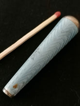 Charger l&#39;image dans la galerie, Petite pommeau en argent ciselé et émaillé. 
