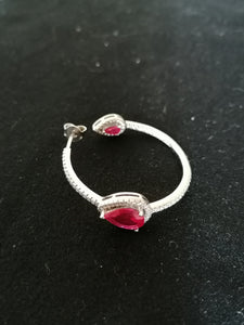 Une boucle d'oreille argent doré et pierre taillé. Belle qualité