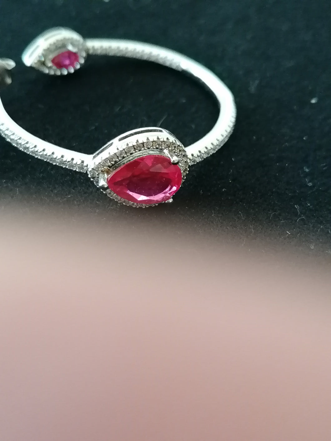 Une boucle d'oreille argent doré et pierre taillé. Belle qualité