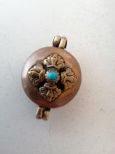 Charger l&#39;image dans la galerie, Boîte pendentif porte bonheur Tibet,  en cuivre et laiton avec turquoise.
