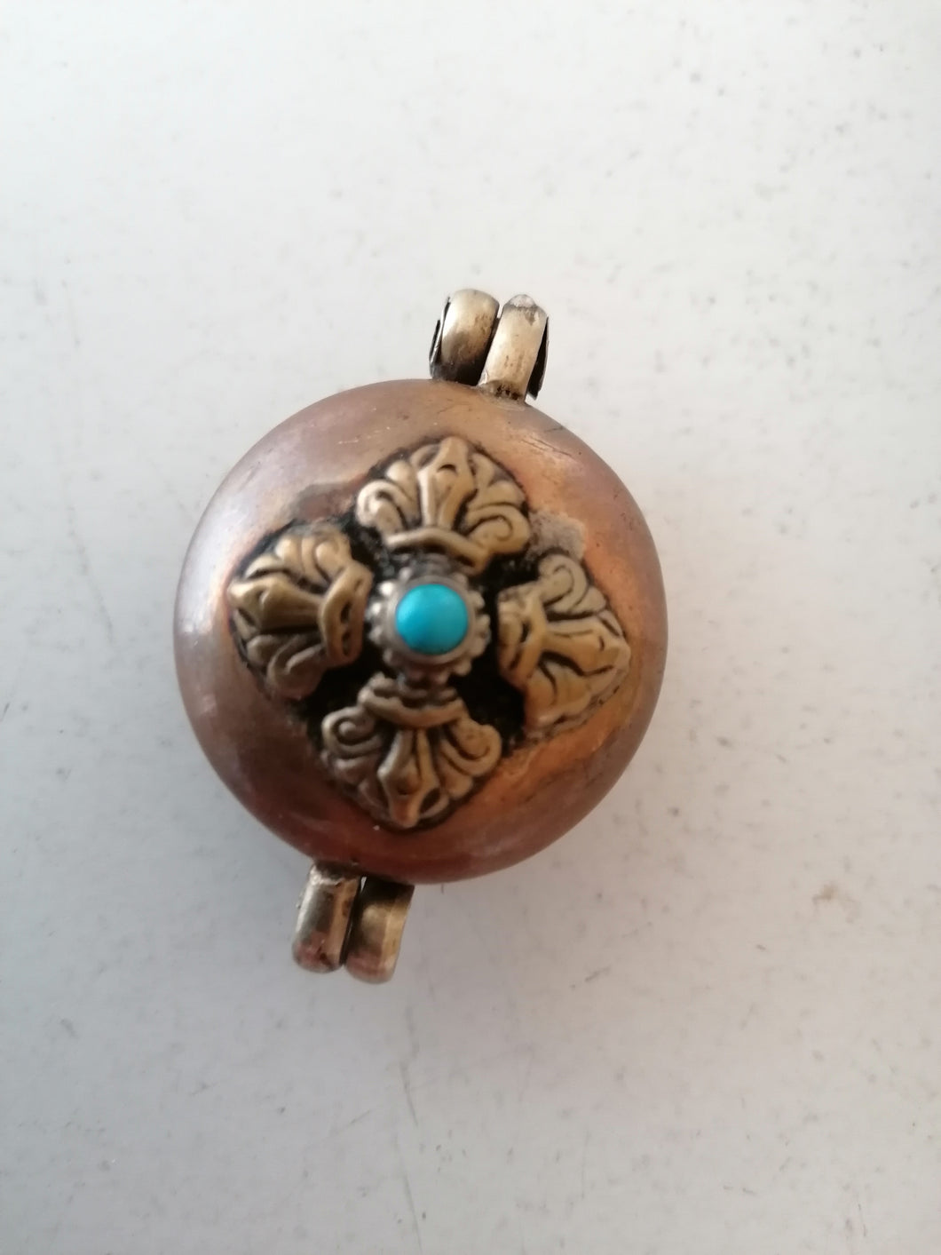 Boîte pendentif porte bonheur Tibet,  en cuivre et laiton avec turquoise.