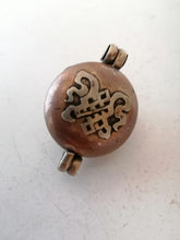 Charger l&#39;image dans la galerie, Boîte pendentif porte bonheur Tibet,  en cuivre et laiton avec turquoise.
