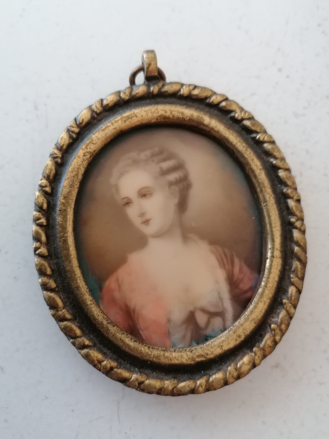 Médaillon chromogravure réhaussé avec cadre en bronze.  Vers 1920