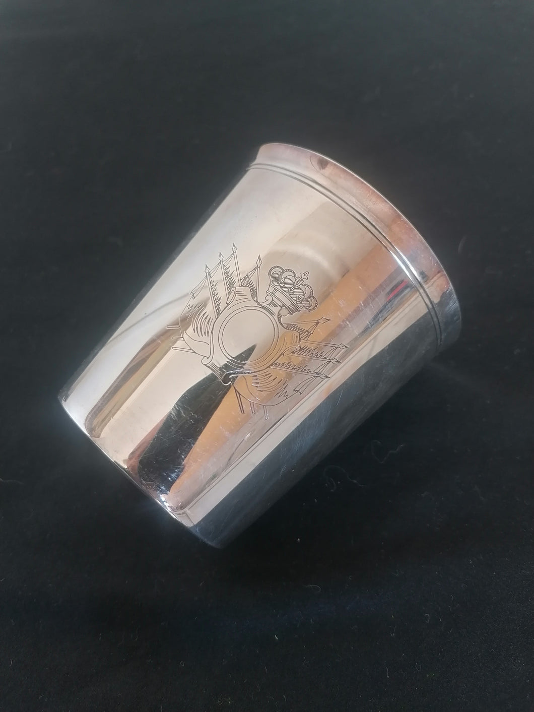 Christofle grand. Gobelet en métal argenté

Parfait état.   Sans monogramme 