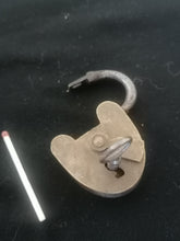 Charger l&#39;image dans la galerie, Petit cadenas ancien en laiton et fer forgé
