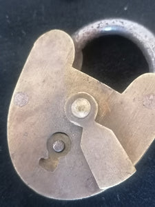 Petit cadenas ancien en laiton et fer forgé