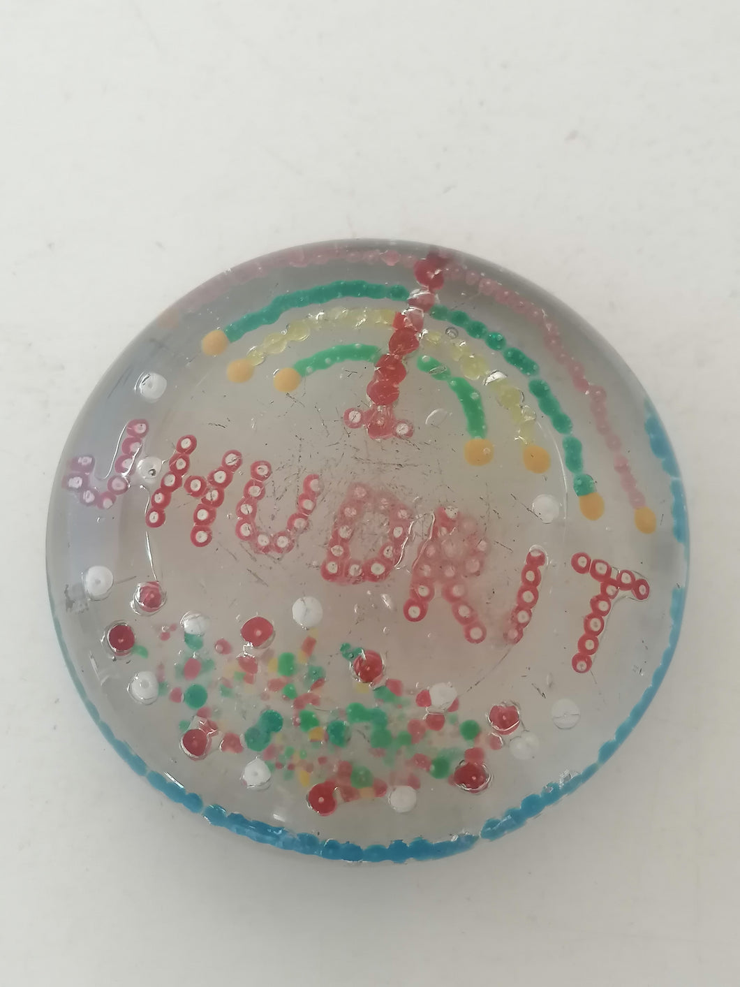 Curieuse sulfure ancienne,  verre soufflé avec pièces de couleurs et  Nominative