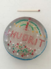 Charger l&#39;image dans la galerie, Curieuse sulfure ancienne,  verre soufflé avec pièces de couleurs et  Nominative
