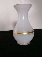 Charger l&#39;image dans la galerie, Vase en opaline blanche et doré, XXème 
