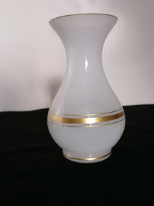 Vase en opaline blanche et doré, XXème 