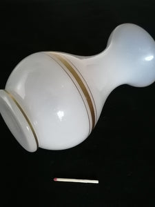 Vase en opaline blanche et doré, XXème 