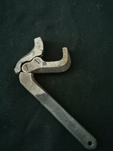 Charger l&#39;image dans la galerie, Ancienne clé à griffe en acier forgé. Avec
