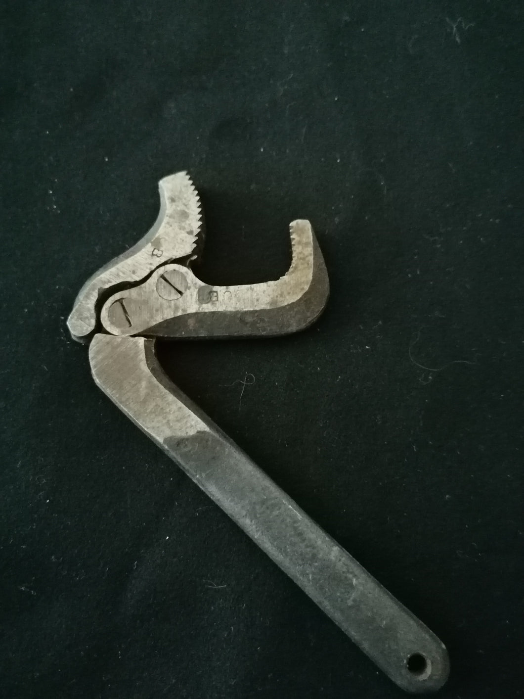 Ancienne clé à griffe en acier forgé. Avec