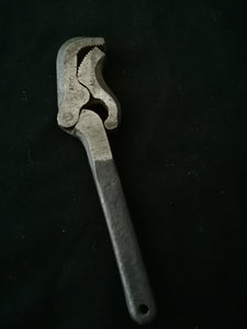 Ancienne clé à griffe en acier forgé. Avec