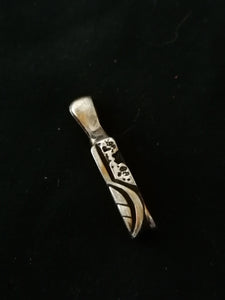 Pendentif totem en argent massif.