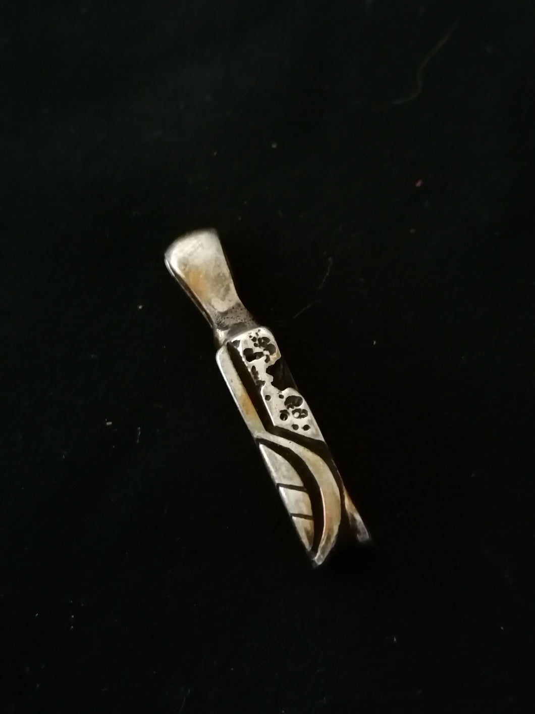 Pendentif totem en argent massif.