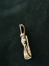 Charger l&#39;image dans la galerie, Pendentif totem en argent massif.
