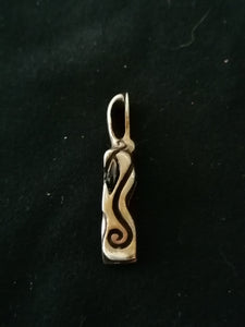Pendentif totem en argent massif.