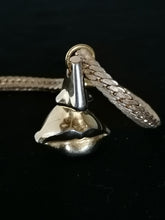 Charger l&#39;image dans la galerie, Dali bijoux doré visage signé
