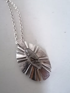 Chaîne et pendentif argent, quartz inclusion tourmaline. 