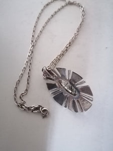 Chaîne et pendentif argent, quartz inclusion tourmaline. 