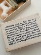 Charger l&#39;image dans la galerie, Paire de chien émenté, curiosité des Année 50 USA avec sa boîte d&#39;origine. 
