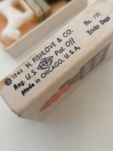 Charger l&#39;image dans la galerie, Paire de chien émenté, curiosité des Année 50 USA avec sa boîte d&#39;origine. 
