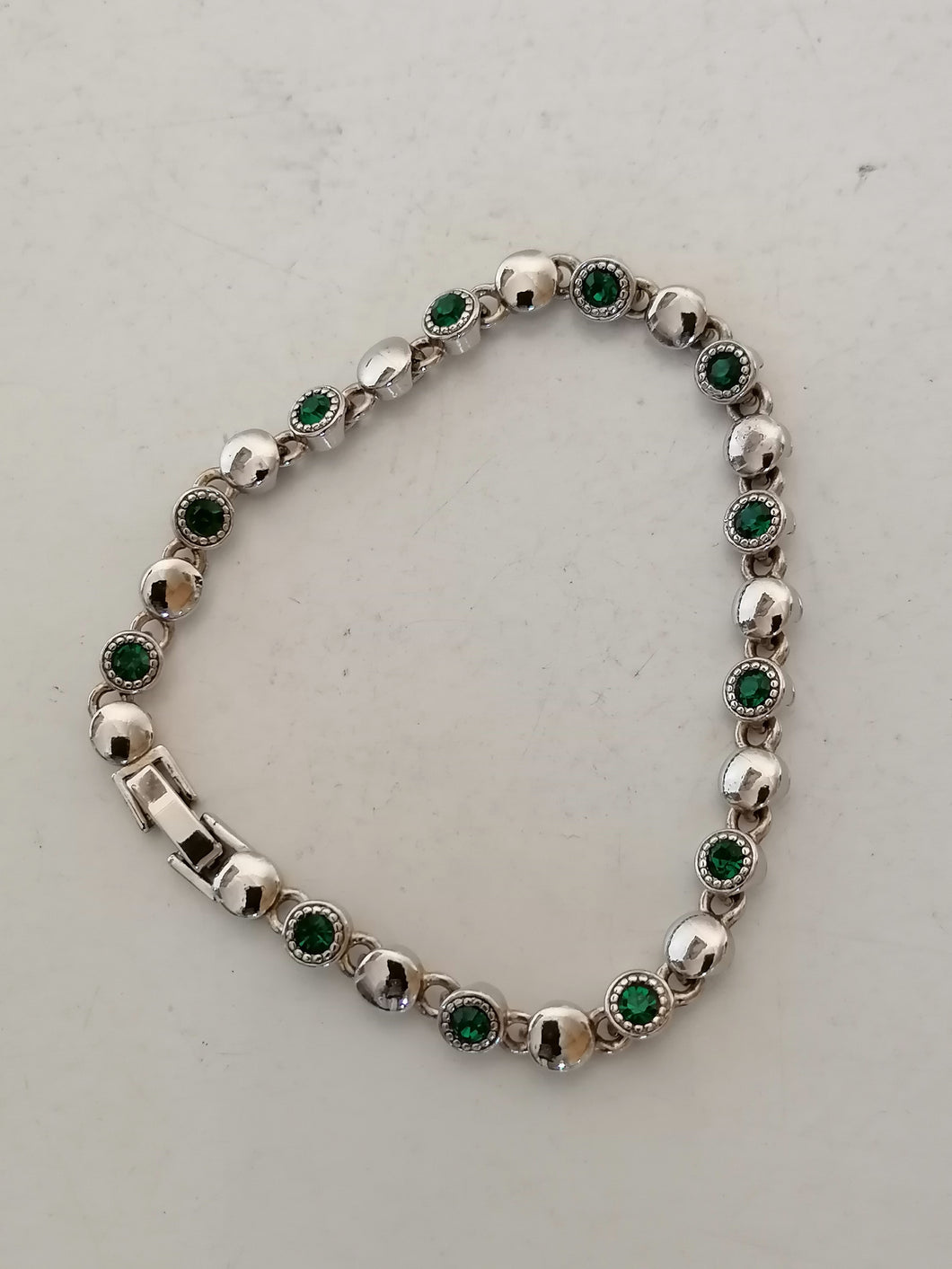 Bracelet chromé et cristaux vert 