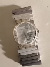 Charger l&#39;image dans la galerie, Swatch 2000 jamais servie avec son plastique de protection. Fonctionne 
