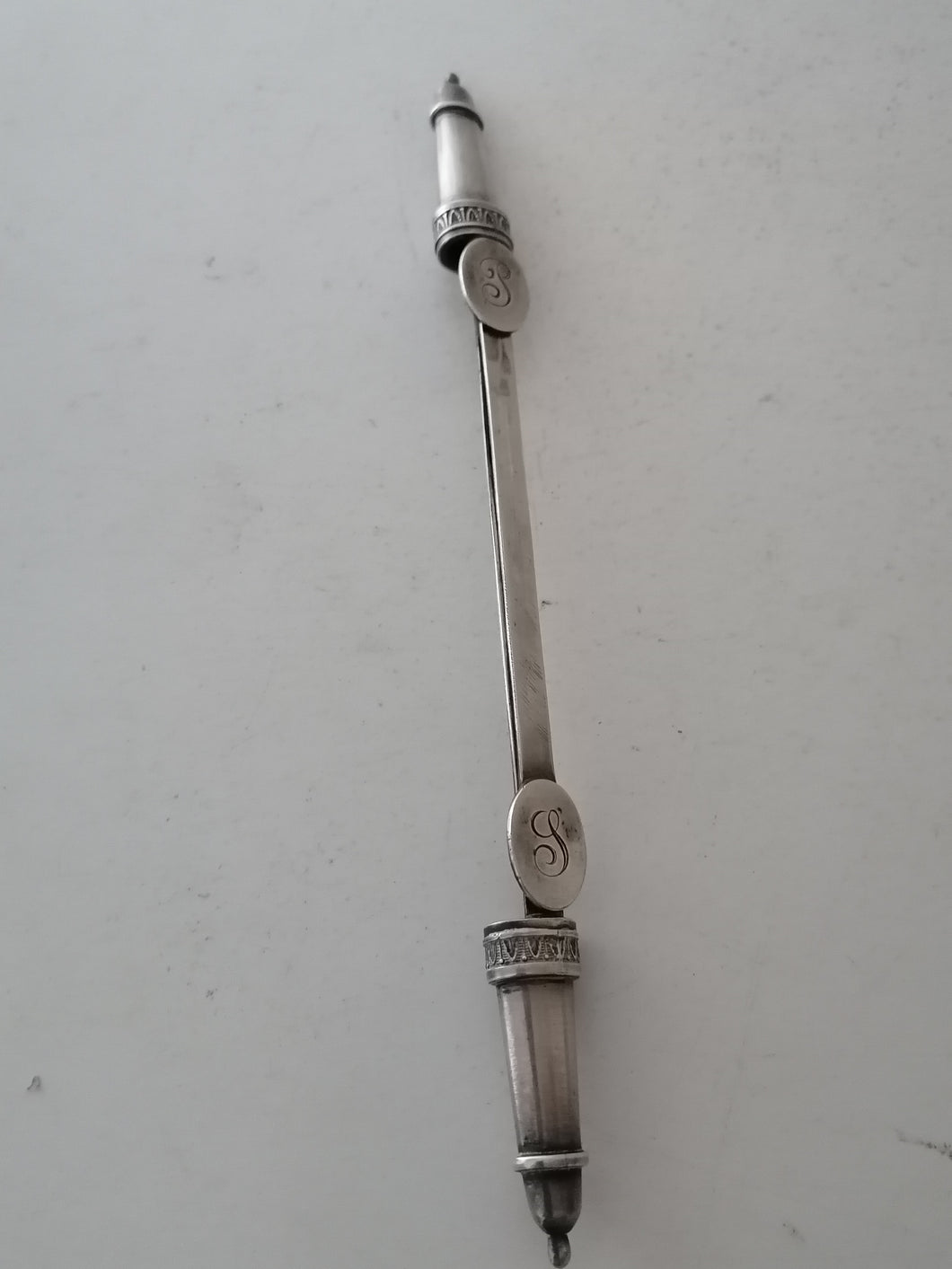 Porte aiguille à tricoter dit affiquet en argent massif, Orfèvre Suisse Janin. XIXème