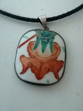 Charger l&#39;image dans la galerie, Collier avec morceau de porcelaine Imari  motif traditionnelle

