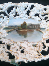 Charger l&#39;image dans la galerie, Rare souvenir de Genève avec boîte à musique en porcelaine.
