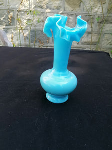 Vase en opaline bleu ancien 