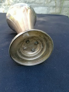 Vase design en métal argenté suédois.