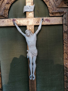 Crucifix 18ème avec cadre doré Louis XIV