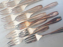 Charger l&#39;image dans la galerie, Série de 12 fourchettes argenté  à dessert Art déco 
