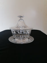 Charger l&#39;image dans la galerie, Bonbonnière en cristal taillé style Louis Philippe.
