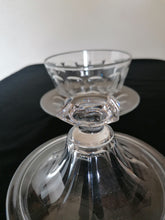 Charger l&#39;image dans la galerie, Bonbonnière en cristal taillé style Louis Philippe.
