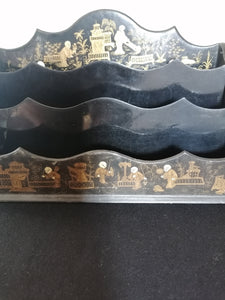 Porte lettre fin XIXe en papier mâché, décors peint à l'or fin. 
