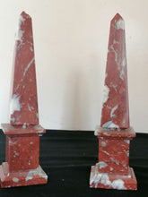 Charger l&#39;image dans la galerie, Paire l&#39;obélisque en marbre rouge.
