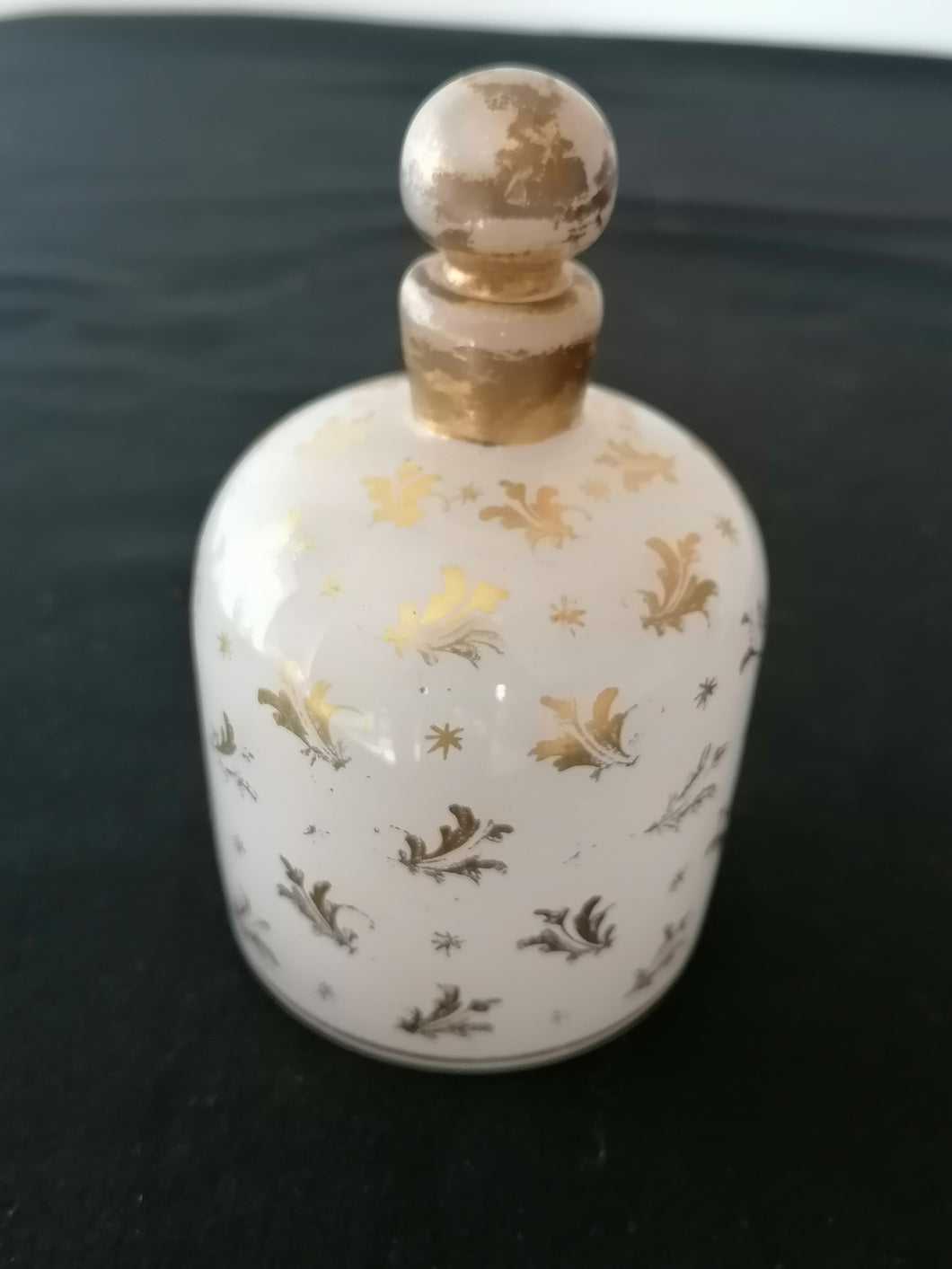 Ancien flacon en opaline blanche avec peinture à l'or fin fait main