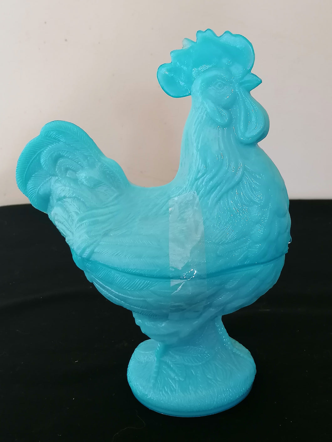 Coq bonbonnière en opaline bleu.
