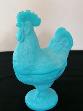 Charger l&#39;image dans la galerie, Coq bonbonnière en opaline bleu.
