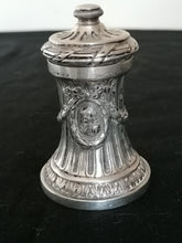 Charger l&#39;image dans la galerie, Moulin à poivre Allemand XIXème, style Louis XVI en argent massif.
